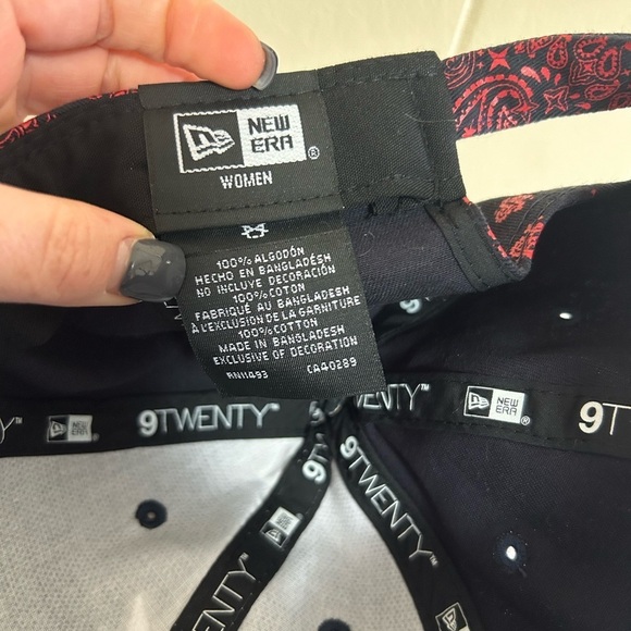 Atlanta Braves MLB Women's New Era Red Black Paisley 9Twenty Adjustable hat cap - Picture 5 of 9